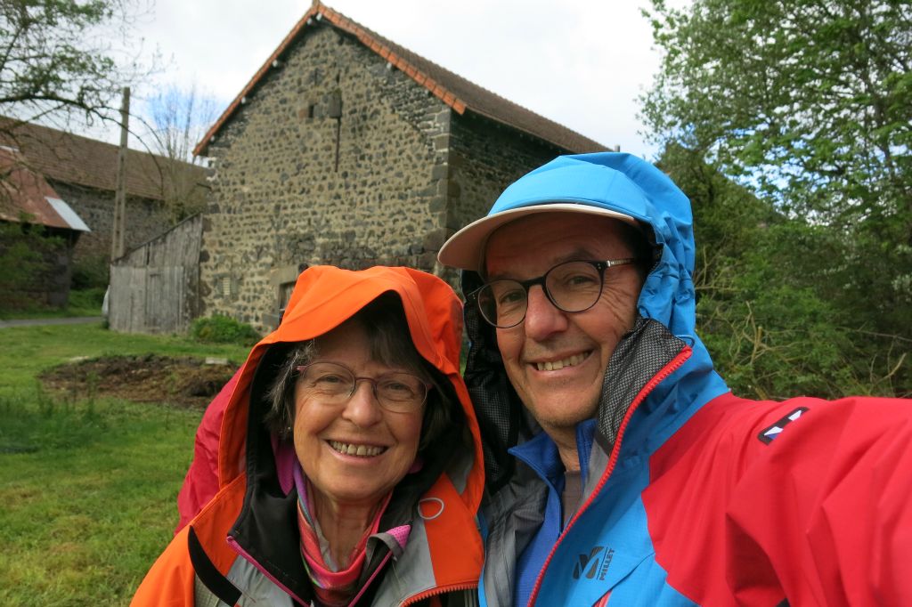 Après une nuit bien "arrosée", la pluie a cessé, le temps de plier la tente.